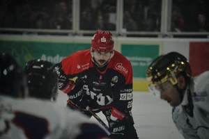 Gleb Berezovskij spielt weiterhin für die Ice Dragons.